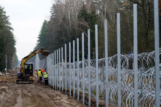 Паркан із колючим дротом на кордоні з Білоруссю