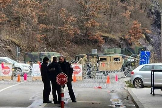 KFOR установили колючую проволоку в Косово