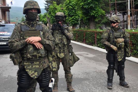 Войска КФОР охраняют офис мэра в Косово