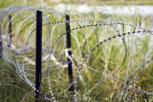 Агенты пограничного патруля США перерезали колючую проволоку