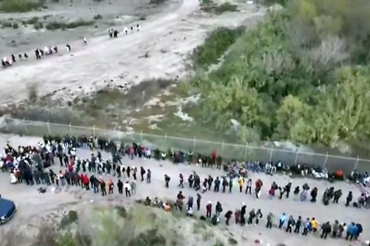 Сотні мігрантів перетинають Ріо-Гранде