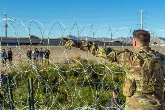 Суд заборонив прибирати колючий дріт у Техасі