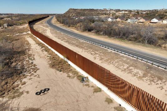 Техас встановлює колючий дріт