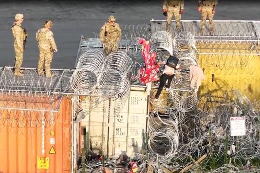 Транспортные контейнеры, обтянутые колючей проволокой