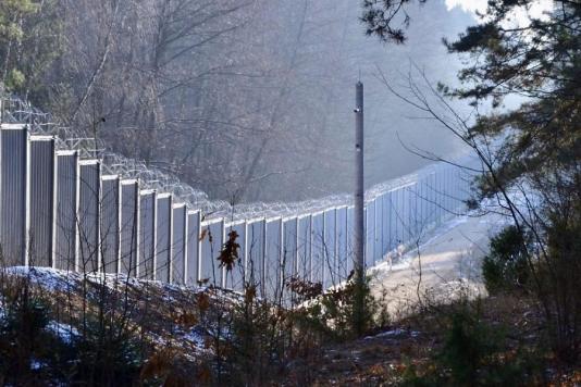 Польща та паркан з колючим дротом