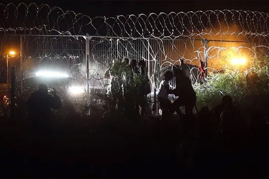 Натовпи нелегальних іммігрантів перерізали колючий дріт