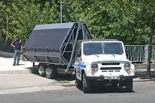 Мобільний бар'єр з колючого дроту