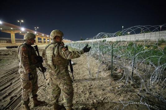 Техас розширює колючий дріт уздовж берегів річок