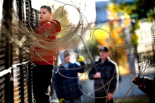 Колючий дріт біля спаленого поліцейського відділку