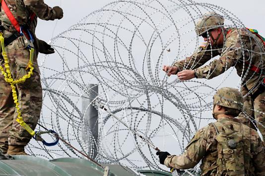 Колючий дріт вздовж кордону з Мексикою