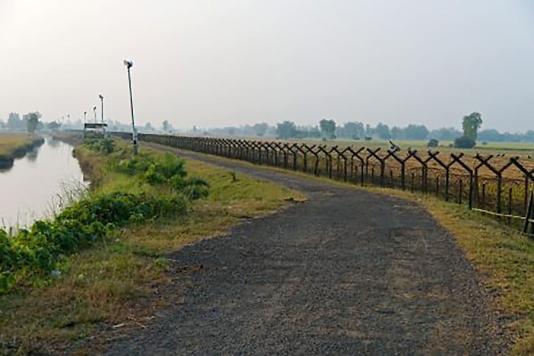 Паркан та колючий дріт вздовж кордону