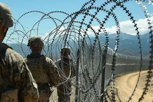 Морські піхотинці та колючий дріт