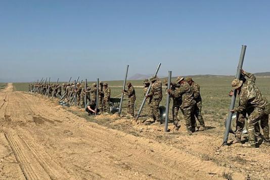 Киргизстан розпочав встановлення колючого дроту.