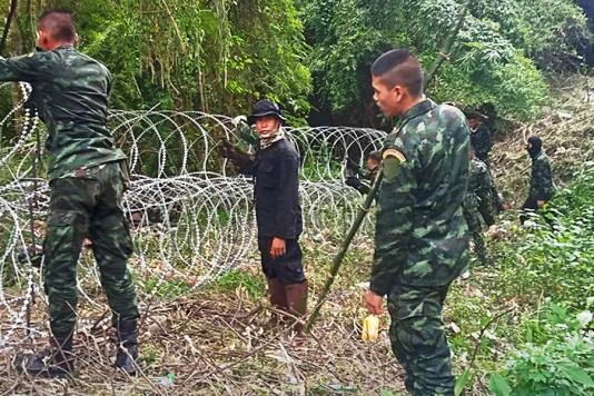 Війська встановили 10 км колючого дроту