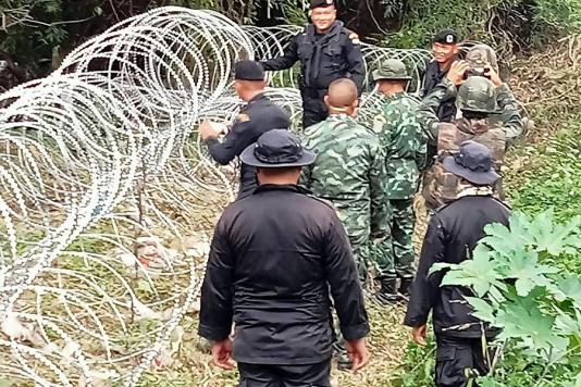 Армия Таиланда призывает пожертвованиям на колючую проволоку