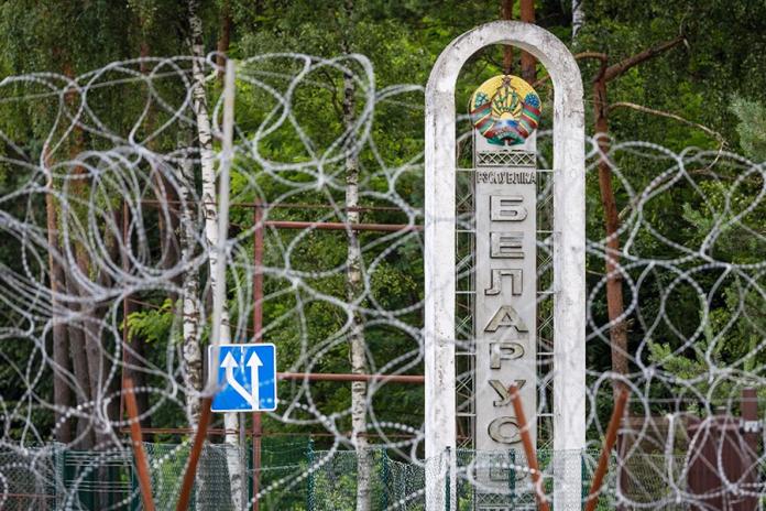 Польша закрыла границу с Беларусью и установила колючую проволоку