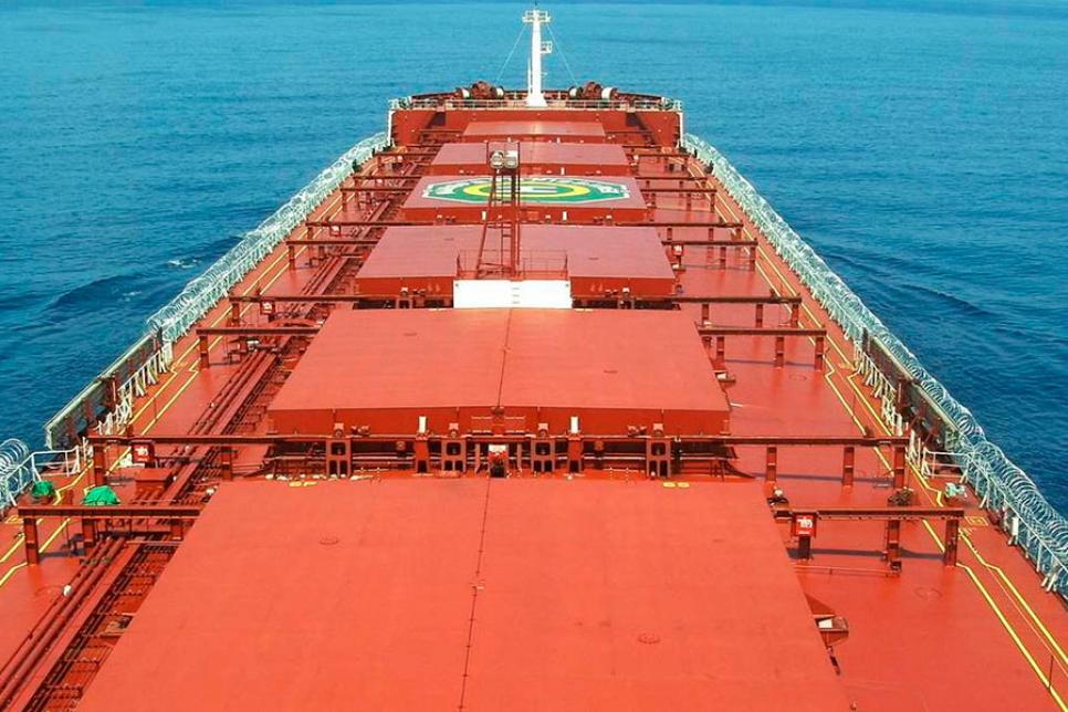 Танкер з встановленим спіральним загородженням з колючого дроту