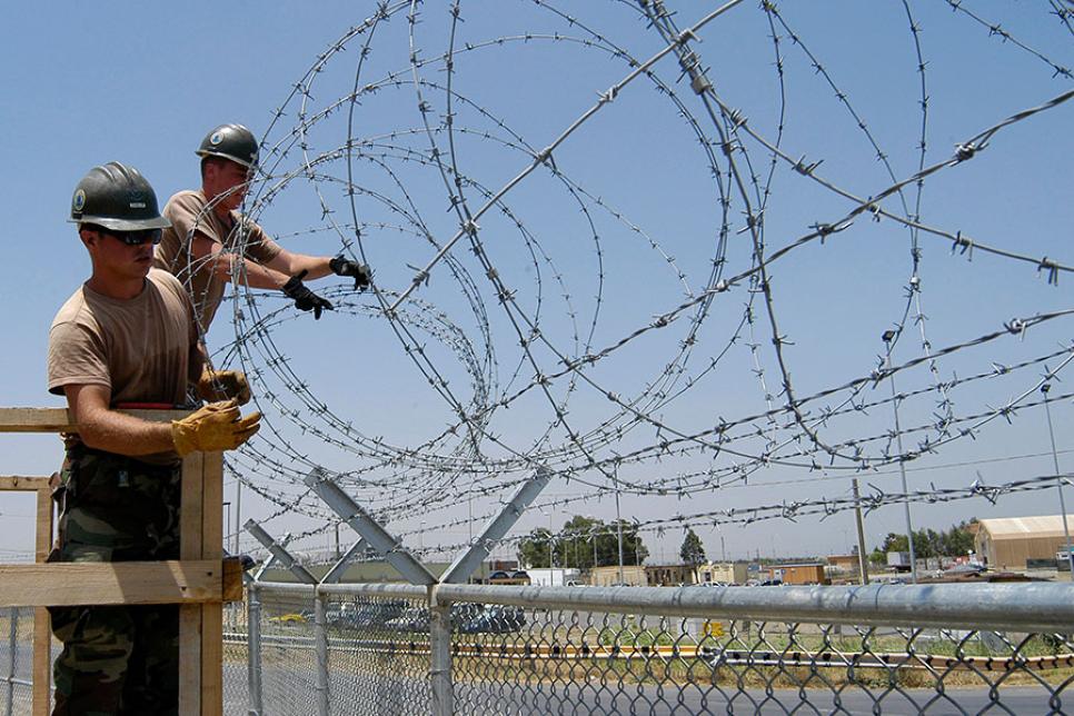 Монтаж спіралі Бруно на огородження