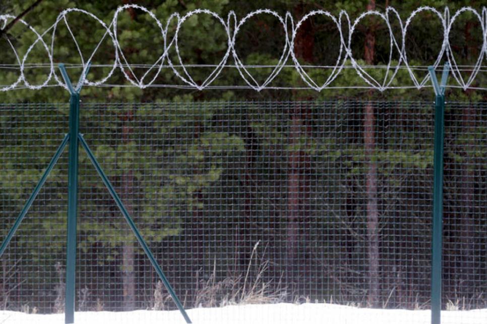 Колючий дріт на паркані