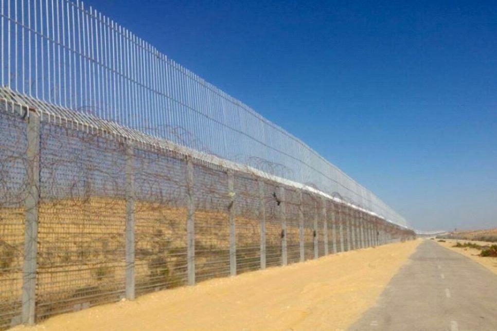 Забор с колючей проволокой на границе Израиля с Египтом