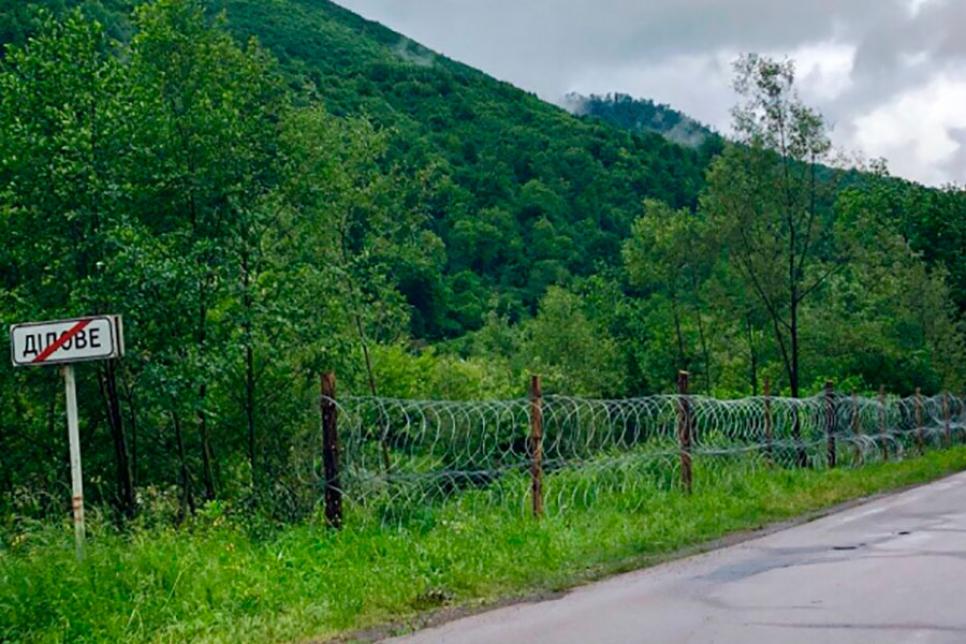 Огорожа з колючого дроту в Діловому на Закарпатті