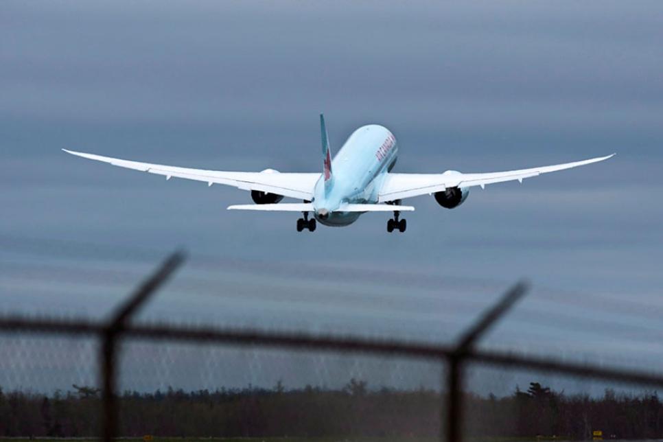 Аеропорт, літак та колючий дріт