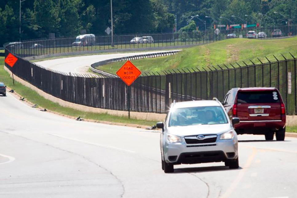 Встановлення колючого дроту в аеропорту Атланти