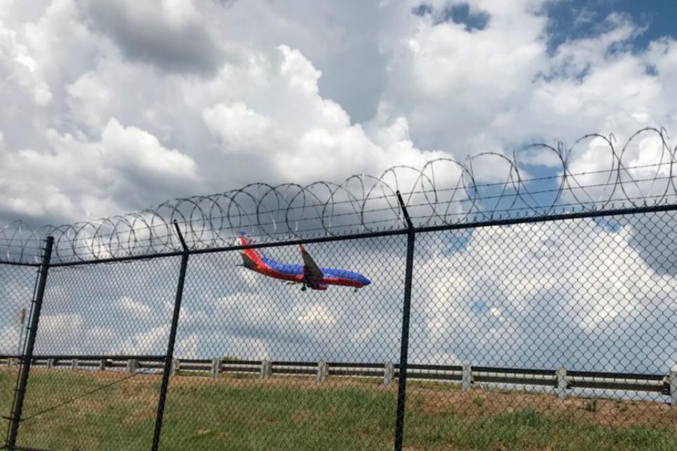 Забір зі спіральним загородженням з колючого дроту в аеропорту