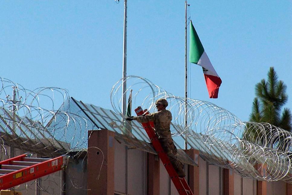 Монтаж спірального загородження з колючого дроту на кордоні з Мексикою