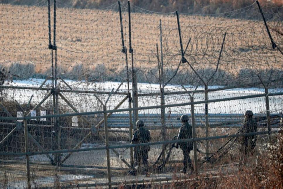 Солдат бежал из Северной Кореи через границу с колючей проволокой