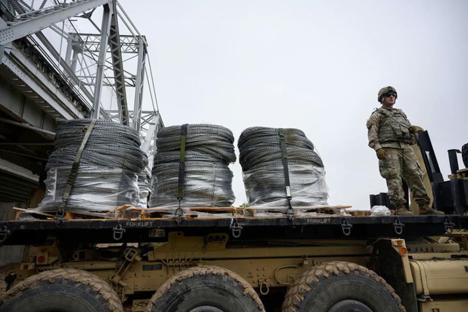 Розвантаження полючей дроту з вантажівки