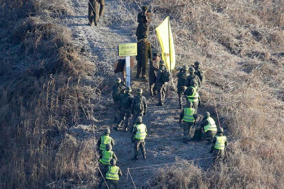 Перевірка знищення постів і колючого дроту між Кореями