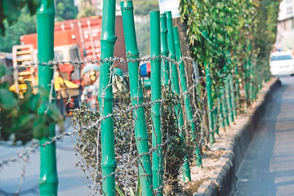 Огорожа з бамбука і колючого дроту в Бангладеш