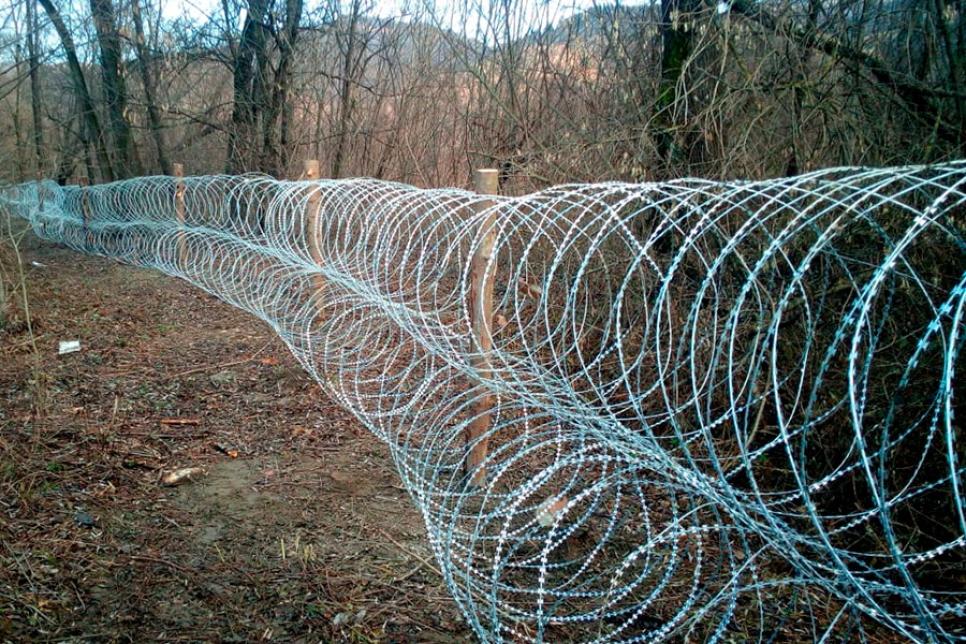 Спіральні загородження з колючого дроту в 2 ряди