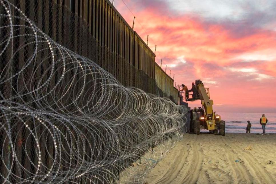 Посилення паркану спіральними загородженнями з колючого дроту