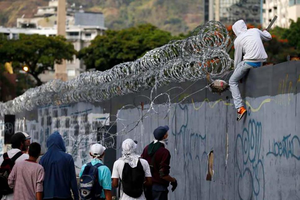 Колючий дріт на бетонному паркані в Венесуелі