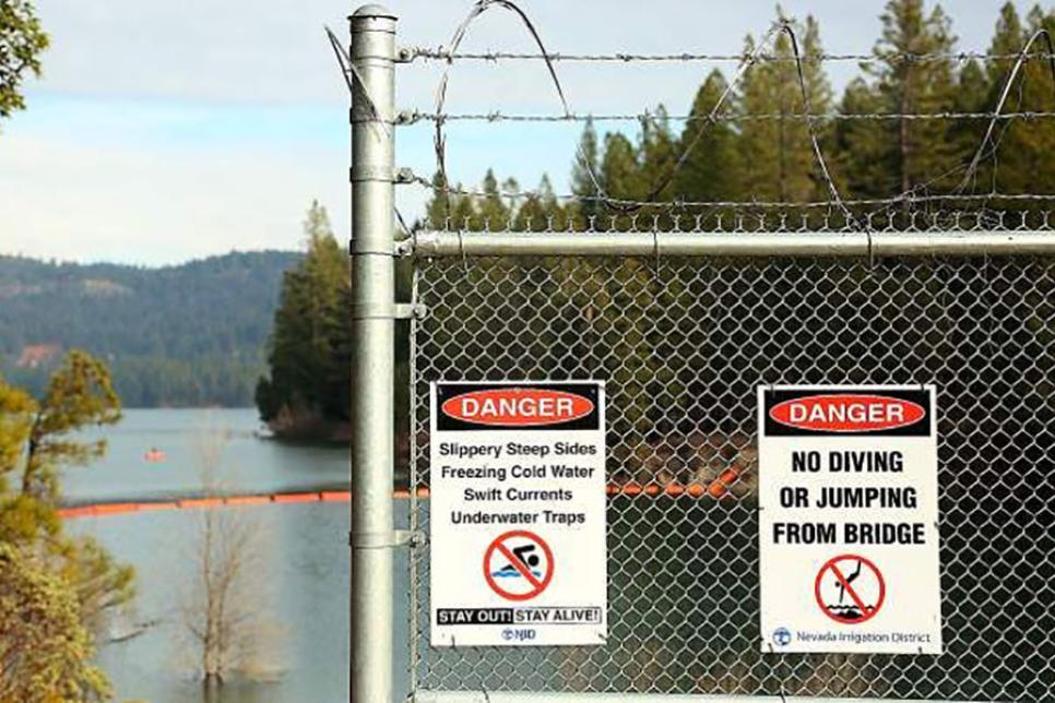 Заграждения из колючей проволоки на водохранилище