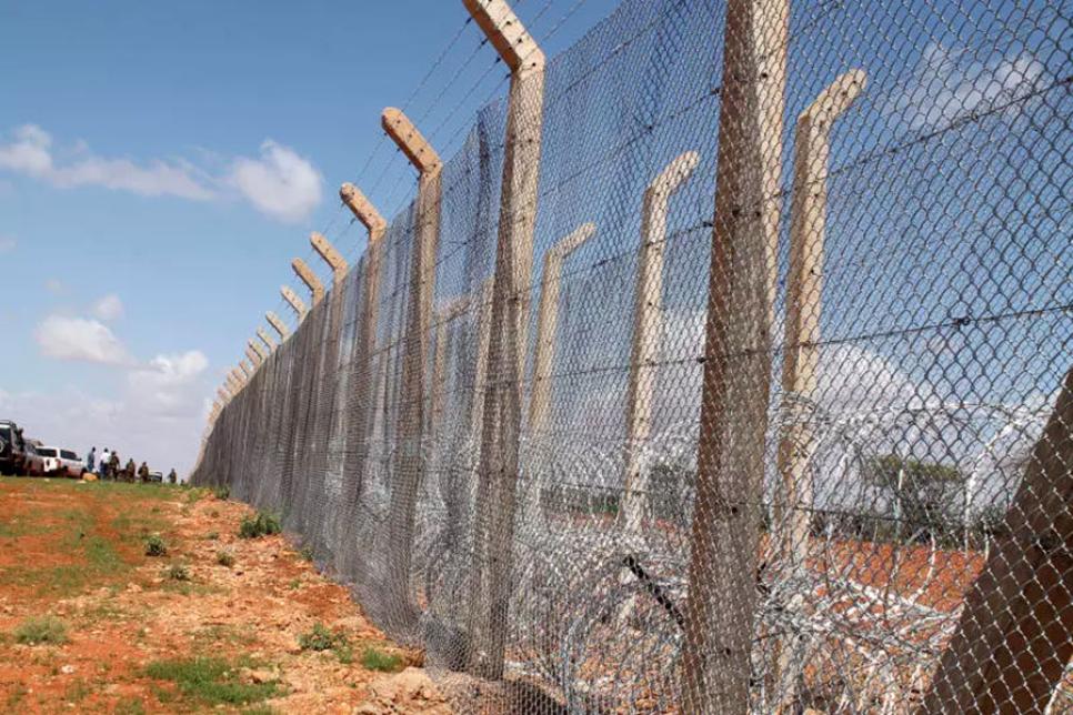 Колючий дріт і паркан на кордоні Кенії та Сомалі