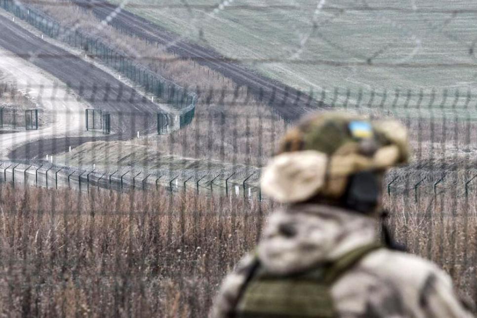 Забор и колючая проволока на границе Украины с Россией