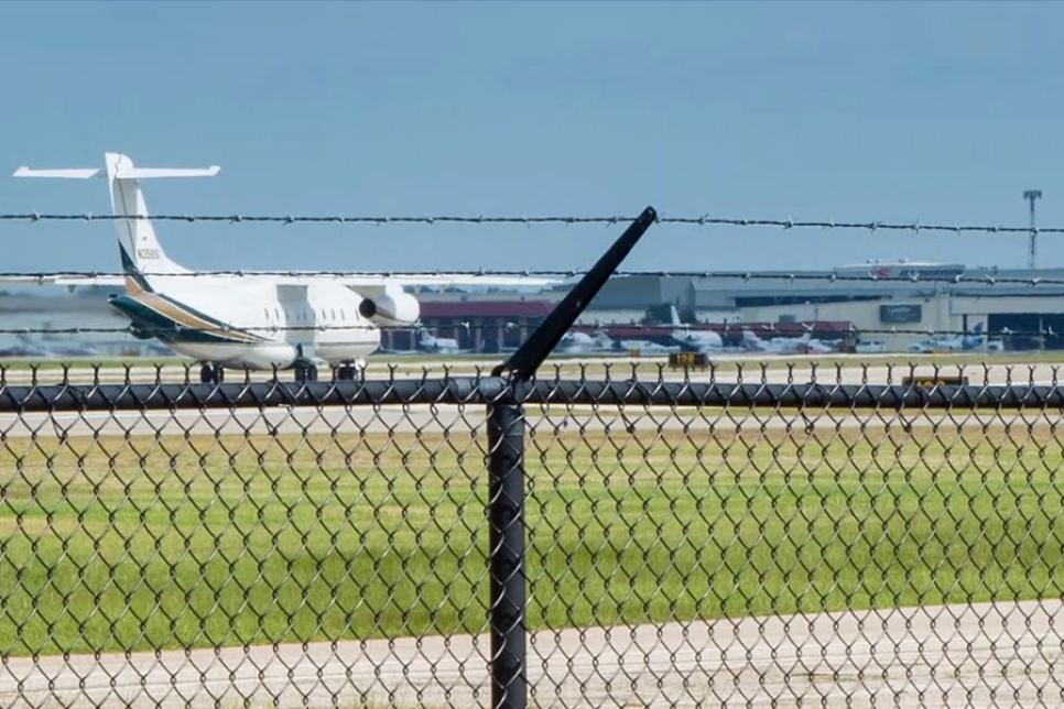 Аеропорт, колючий дріт, паркан і літак