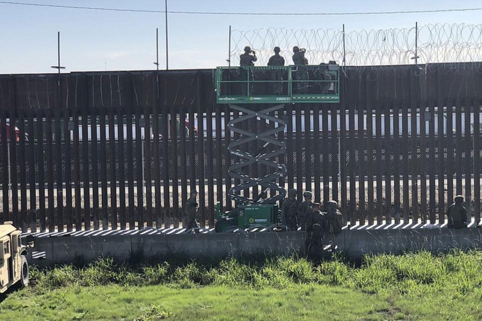 Установка колючого дроту на кордоні з Мексикою військовими США