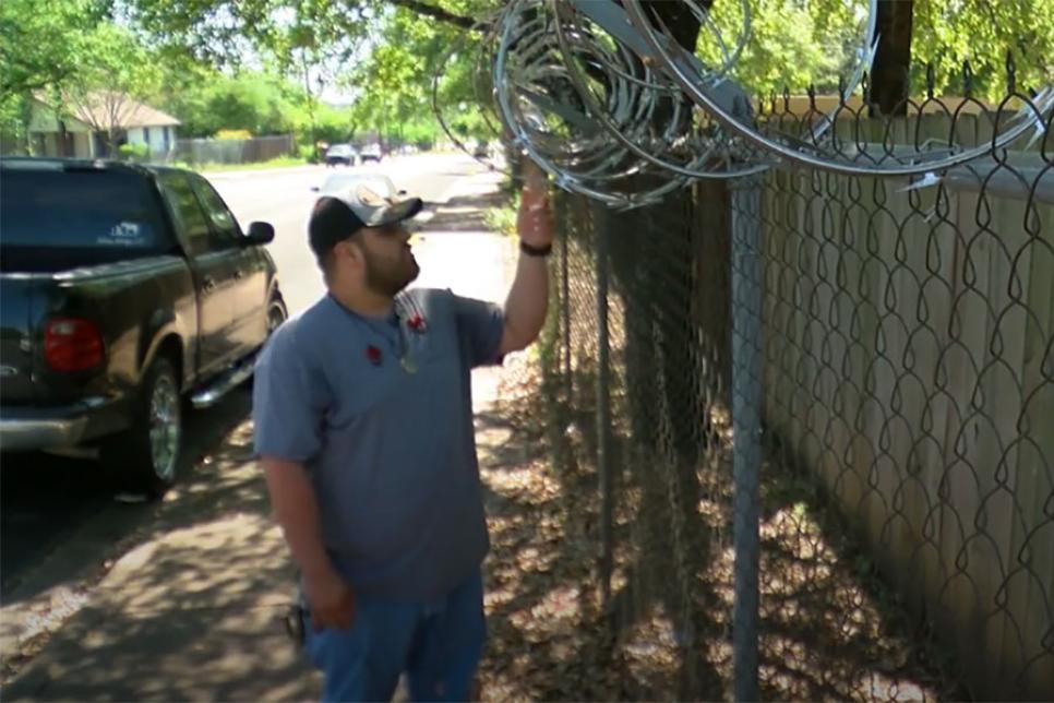 Колючий дріт на паркані в Остіні