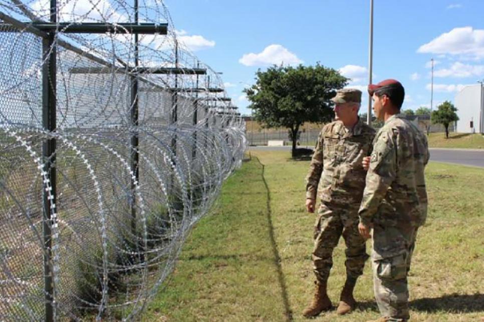 Загородження з колючого дроту в Ларедо