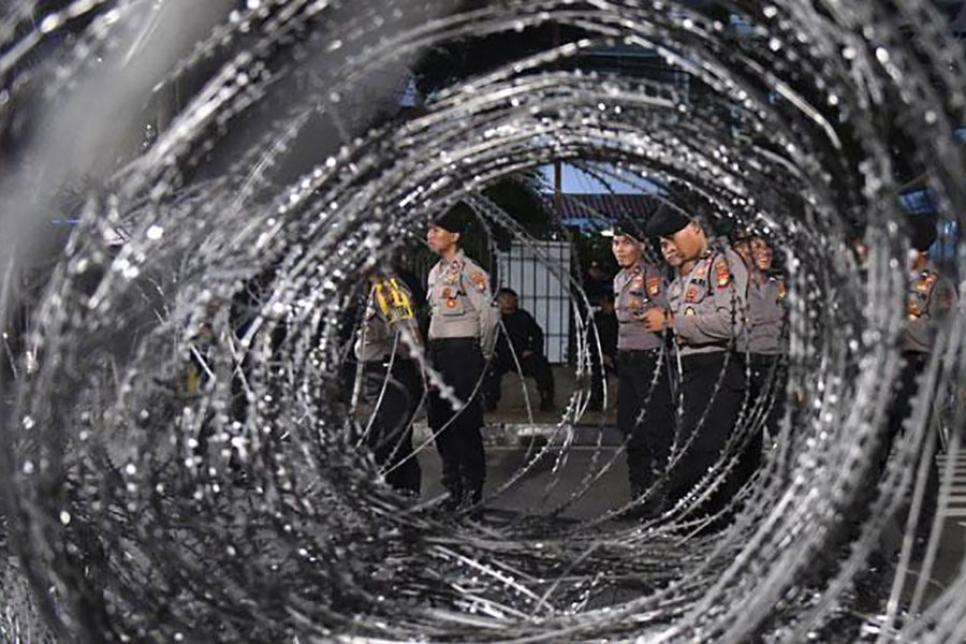 Спіральне загородження з колючого дроту, Індонезія