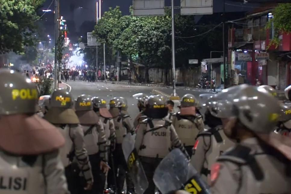 Полиция и колючая проволока против демонстрантов в Индонезии