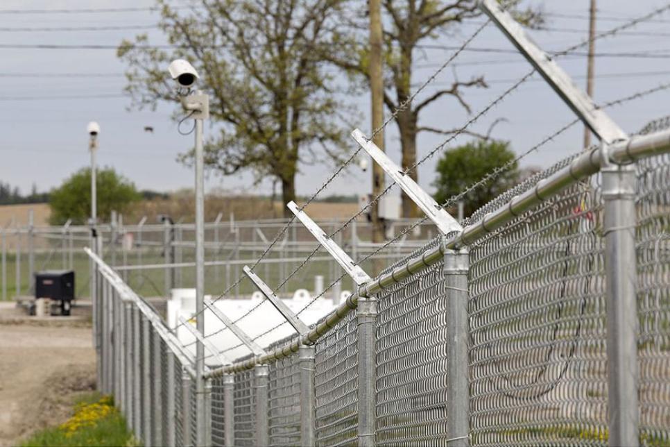 Паркан та колючий дріт на плантації канабісу в Онтаріо