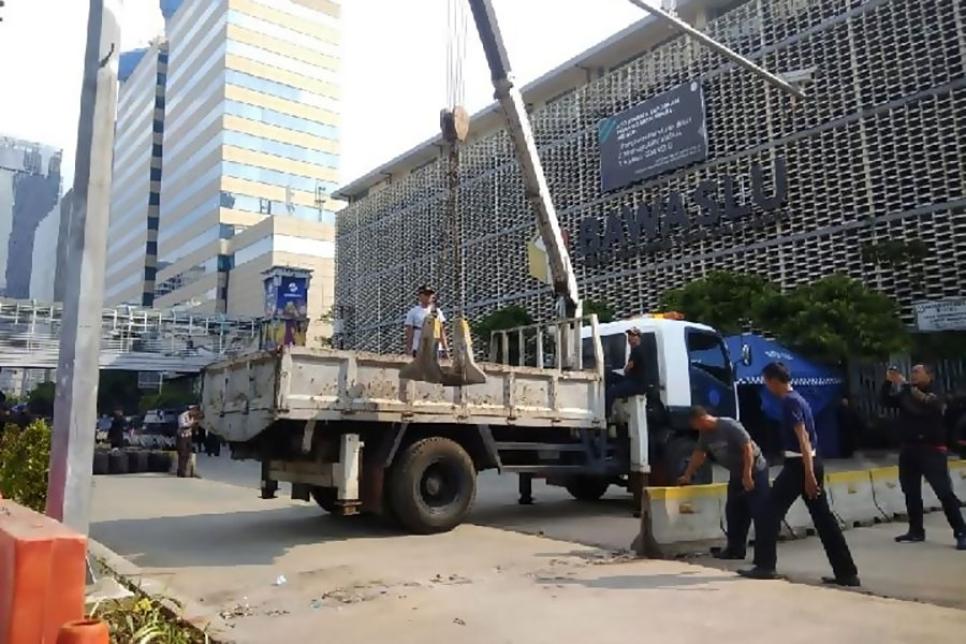 Колючая проволока и бетонные блоки убираются с улиц Джакарты