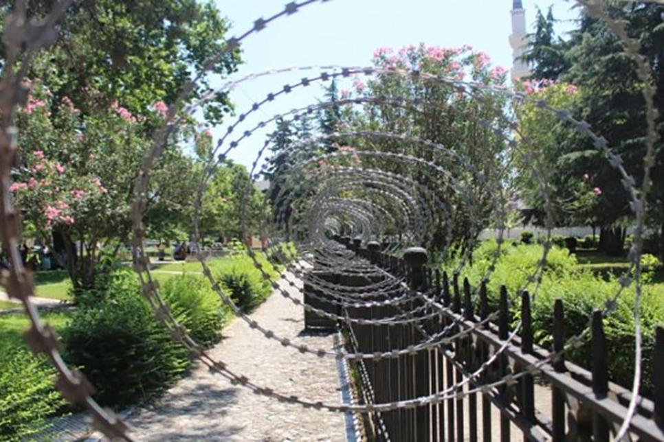 В Албанії парламент огородили колючим дротом