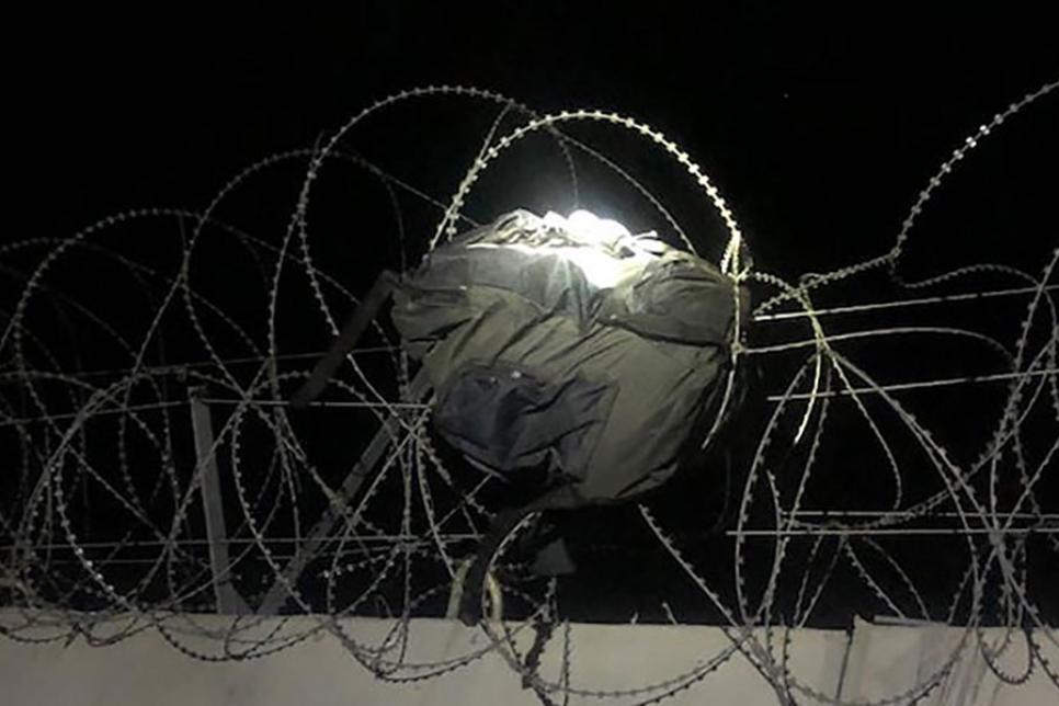 Колючий дріт із заплутаною вибухівкою в Туреччині