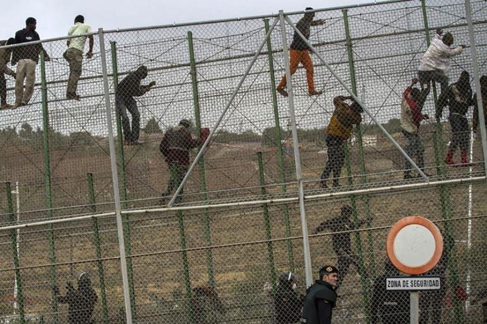 Забор и колючая проволока в Мелилье